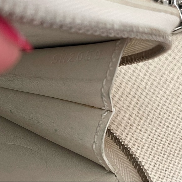 LOUIS VUITTON ⭐️VERNIS PORT MONNAIE FLOCON MM PERLE W/UNBRANDED WRISTLET CHAIN⭐️ - Picture 11 of 17